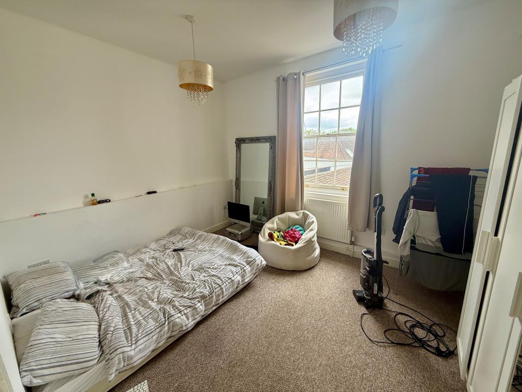 Lot: 72 - MIXED USE INVESTMENT - VACANT SHOP, FIVE FLATS, FIVE PARKING SPACES AND SEVEN STORES - Flat one bedroom